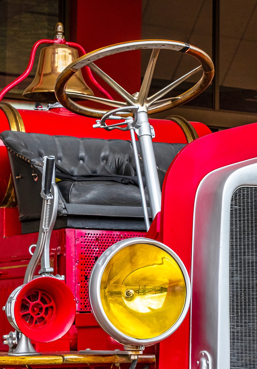Oude brandweerwagen van Valença met een bel bovenop, een oud stuur en zwart leren zitbank