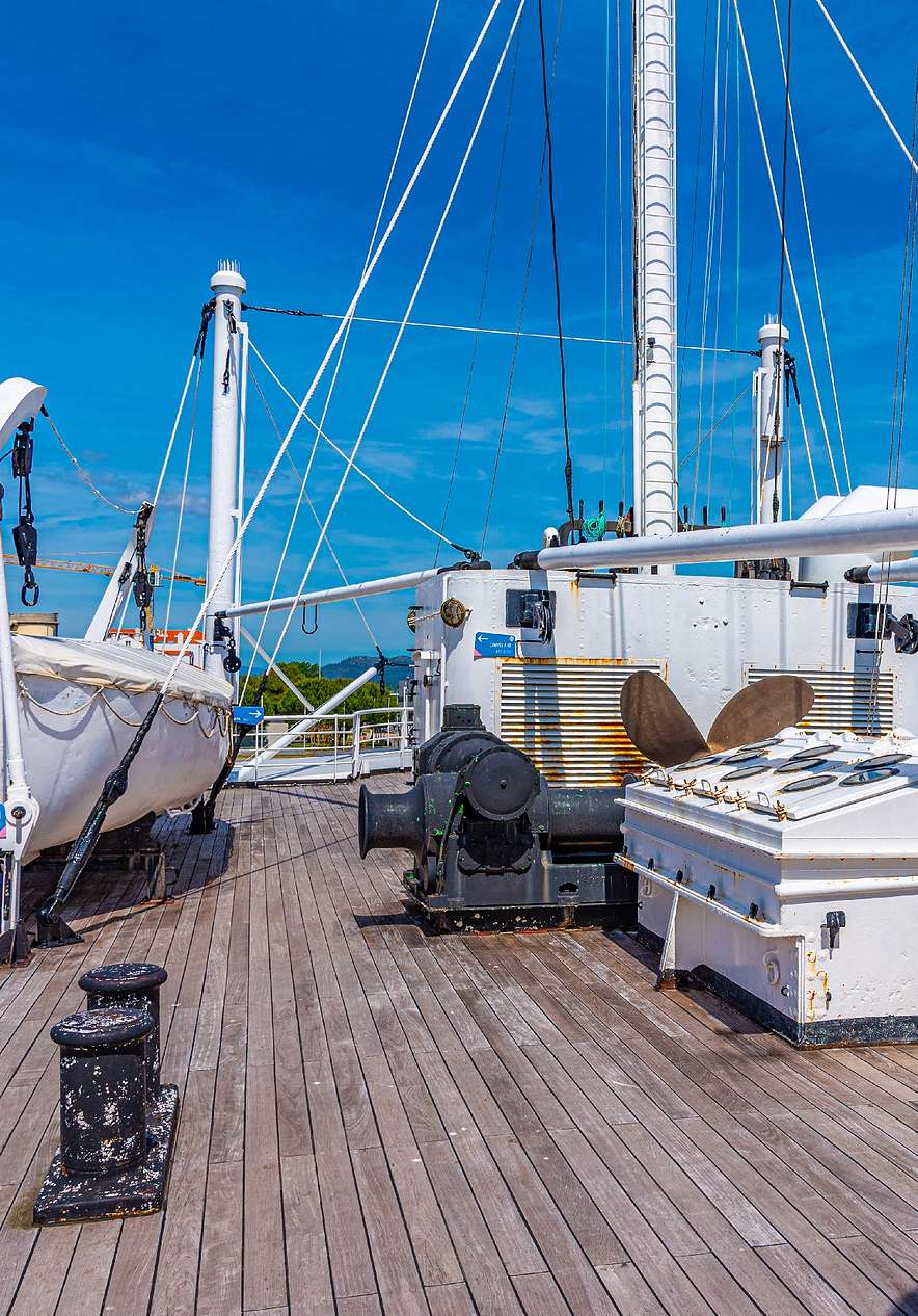 Museumschip Gil Eannes met dek, hulpboot en navigatiekabels