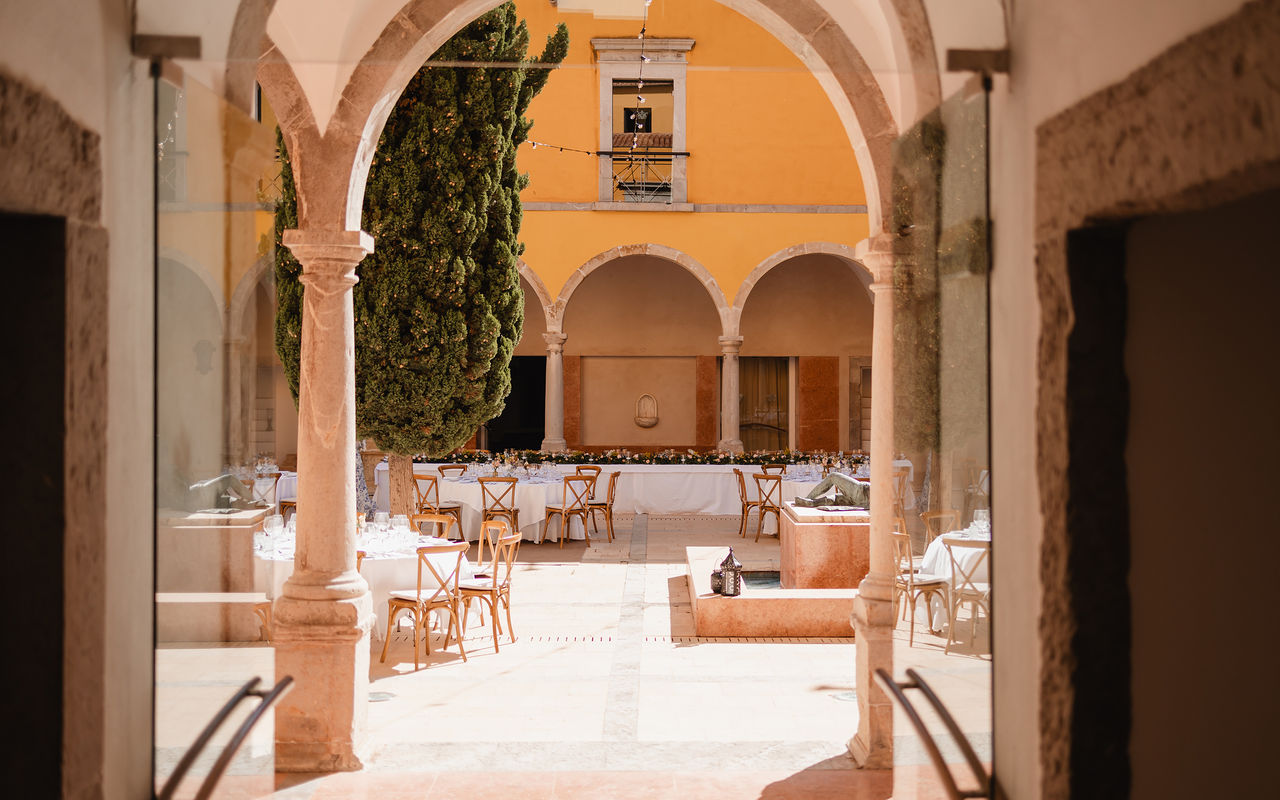 Historische buitenruimte met elegante decoratie in Pousadas de Portugal, om je speciale gelegenheid te vieren