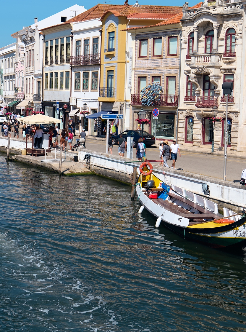 Passeio nos históricos barcos moliceiros pelos canais de Aveiro em Portugal