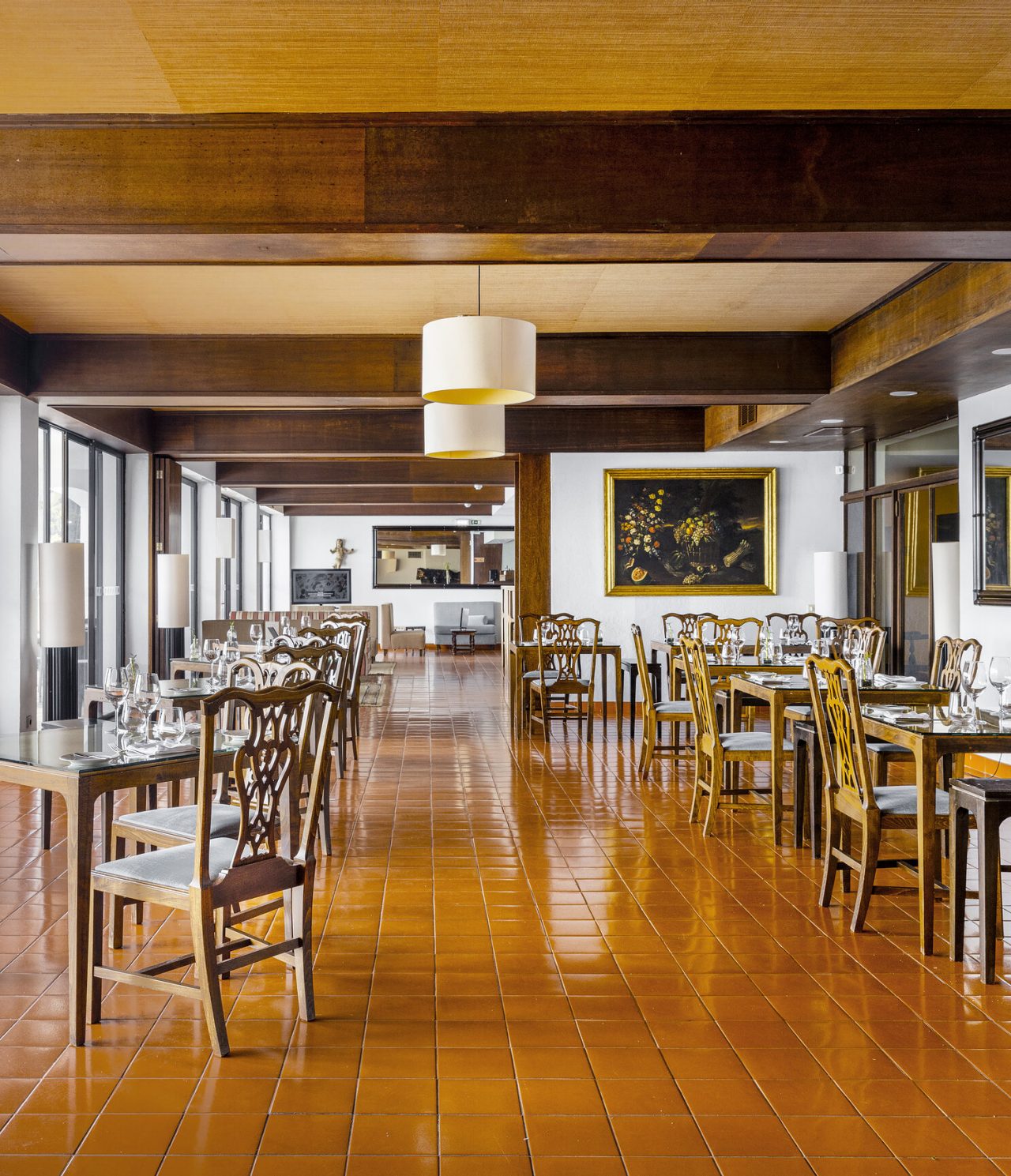 O restaurante Sal e Pico, do Hotel Histórico na Horta, Faial, tem uma espaço interior amplo, com mesas e cadeiras