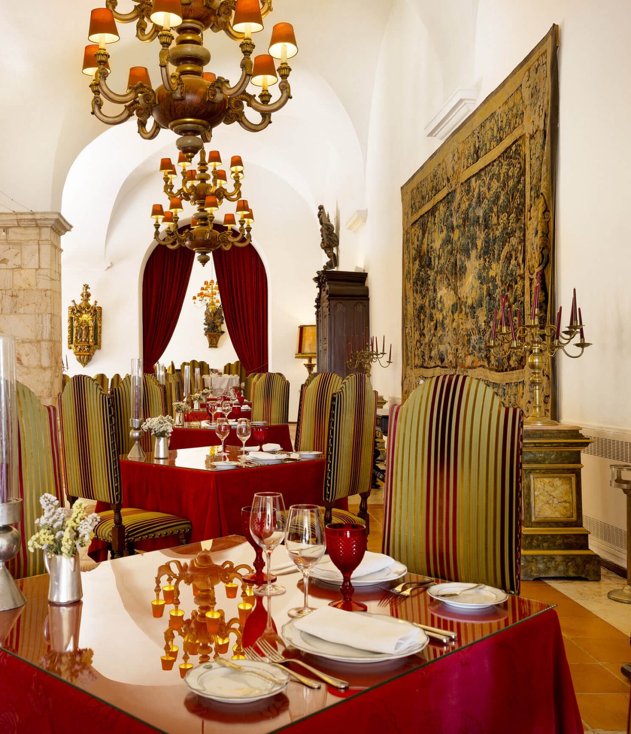 O restaurante Pousada Castelo Estremoz, do Hotel Histórico em Estremoz no Alentejo tem decoração antiga e requintada