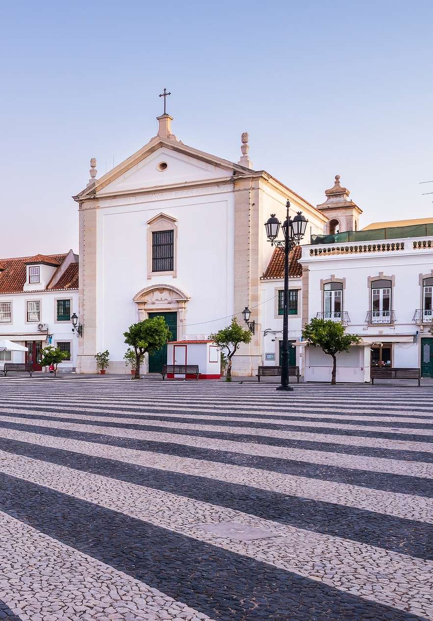 Praça de Vila Real de Santo António, rodeada por edifícios de arquitetura pombalina e pavimentada de calçada portuguesa