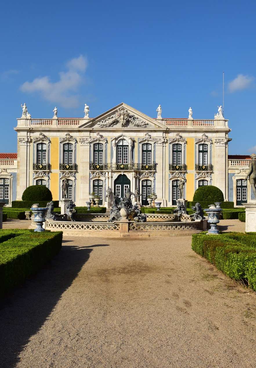 Palácio Nacional de Queluz, em frente à Pousada Queluz, rodeada de belos jardins e uma fonte no meio