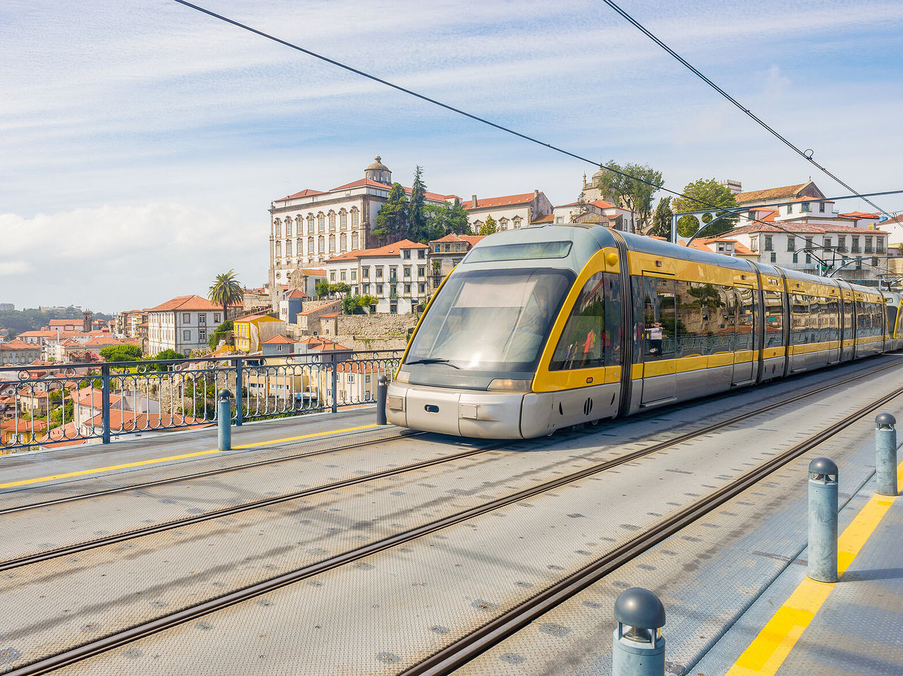 Explore Hotéis no Norte de Portugal com vista para um elétrico amarelo junto a edifícios históricos urbanos