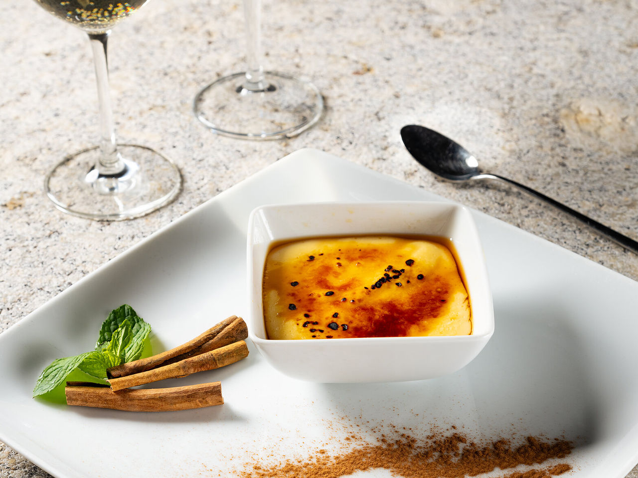 Restaurante da Pousada Bragança, Hotel no Norte, em Bragança, com sobremesa caramelizada e canela