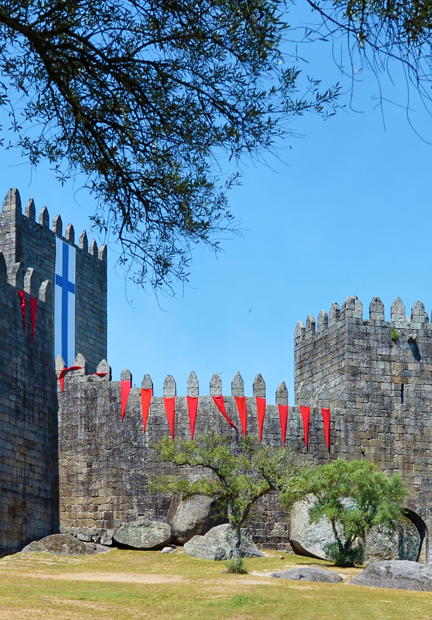 Faça visitas guiadas aos locais mais sagrados, importantes e emblemáticos de Guimarães, como o castelo da cidade