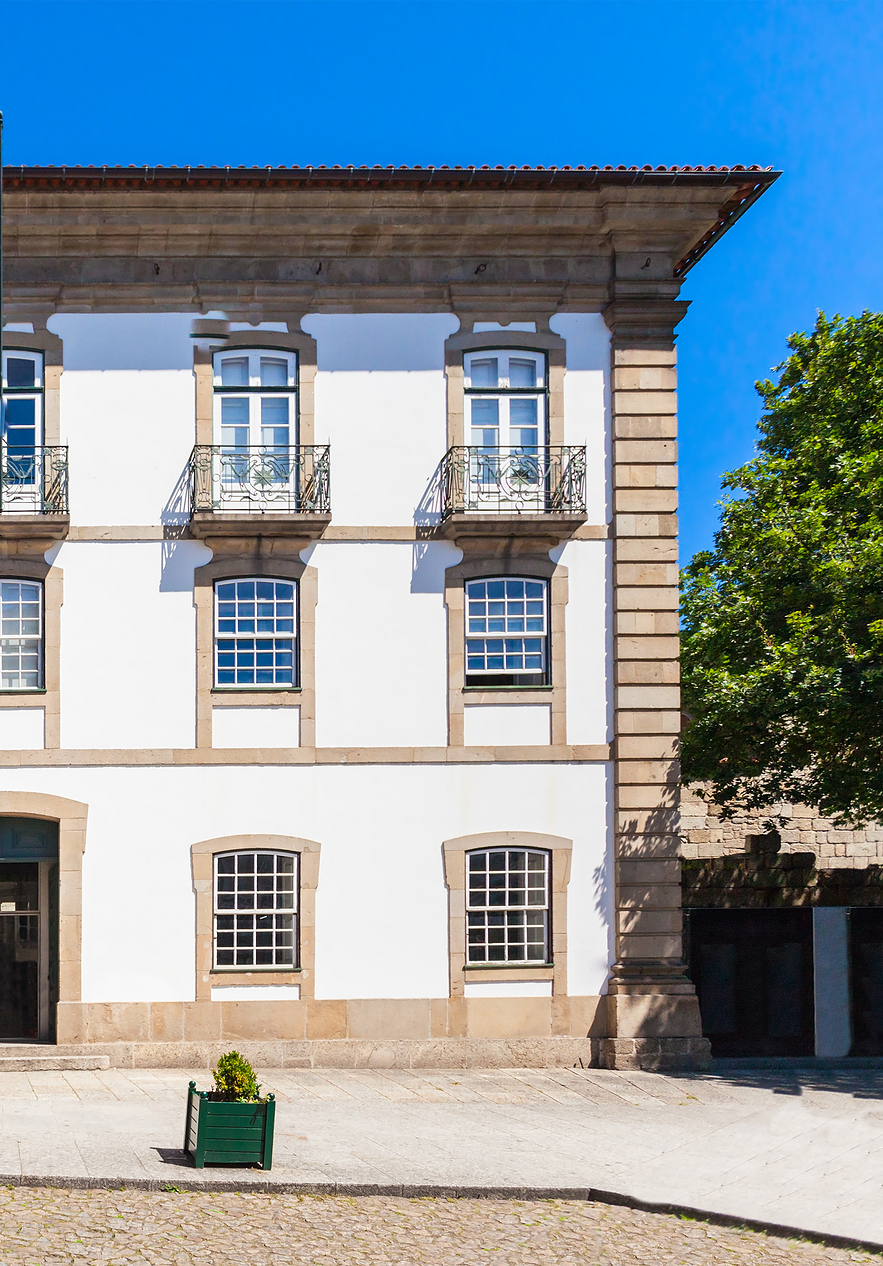 Fachada do Museu Alberto Sampaio, criado para albergar o espólio artístico da extinta Colegiada de Nossa Senhora da Oliveira 