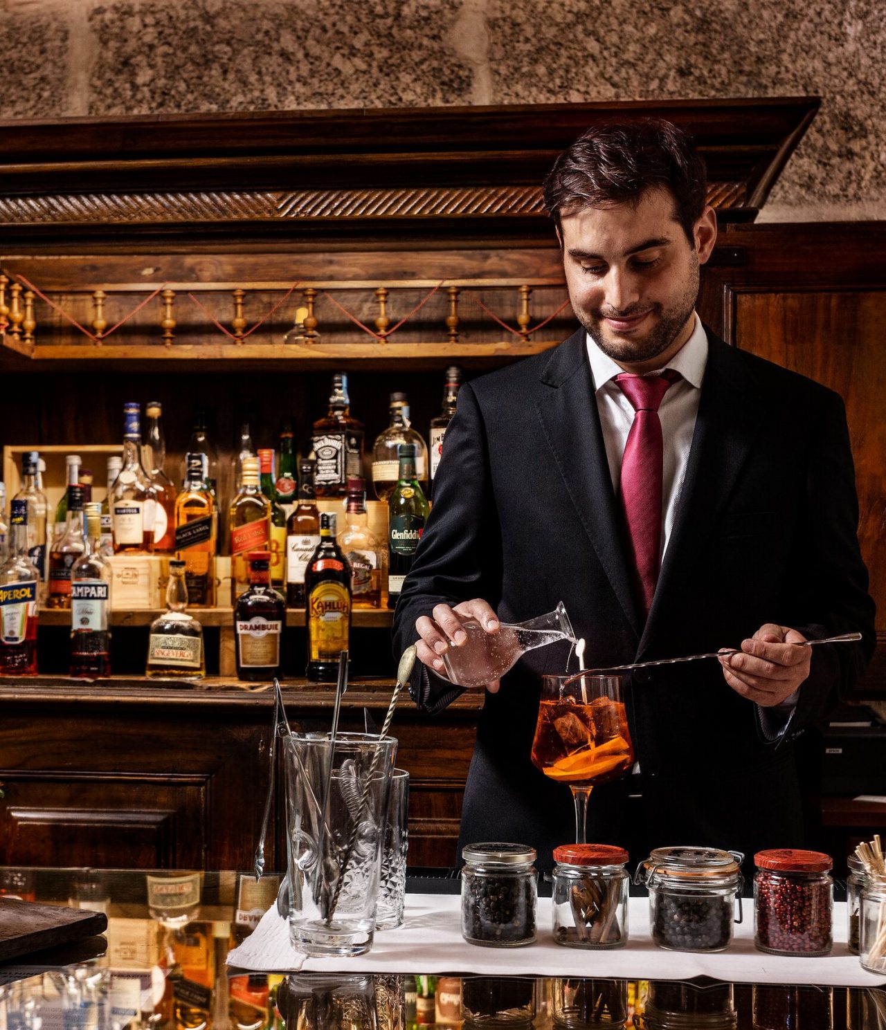 O bar do Hotel no Centro Histórico de Guimarães, tem um candeeiro e um espelho com rebordo dourado