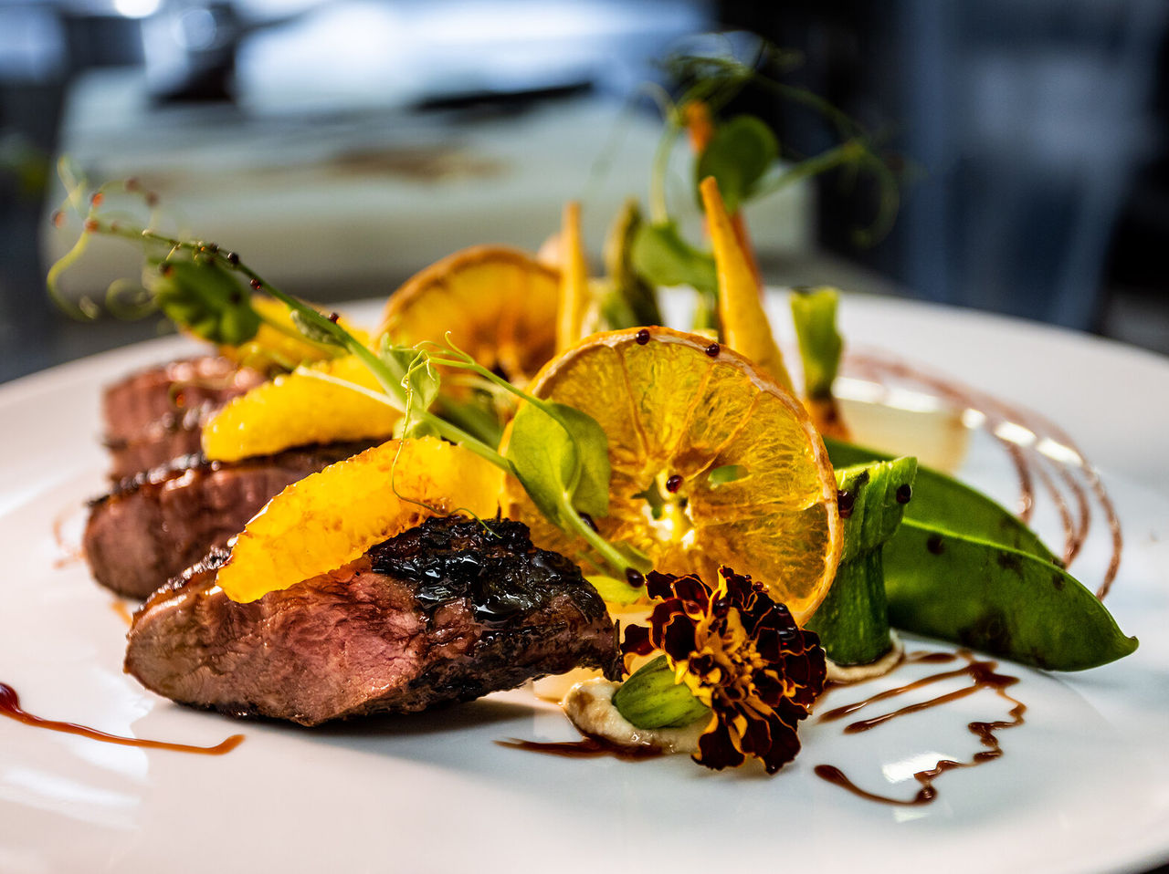 O restaurante D. Mafalda, do Hotel no Centro Histórico de Guimarães, tem um prato com nacos de carne com laranja e flores