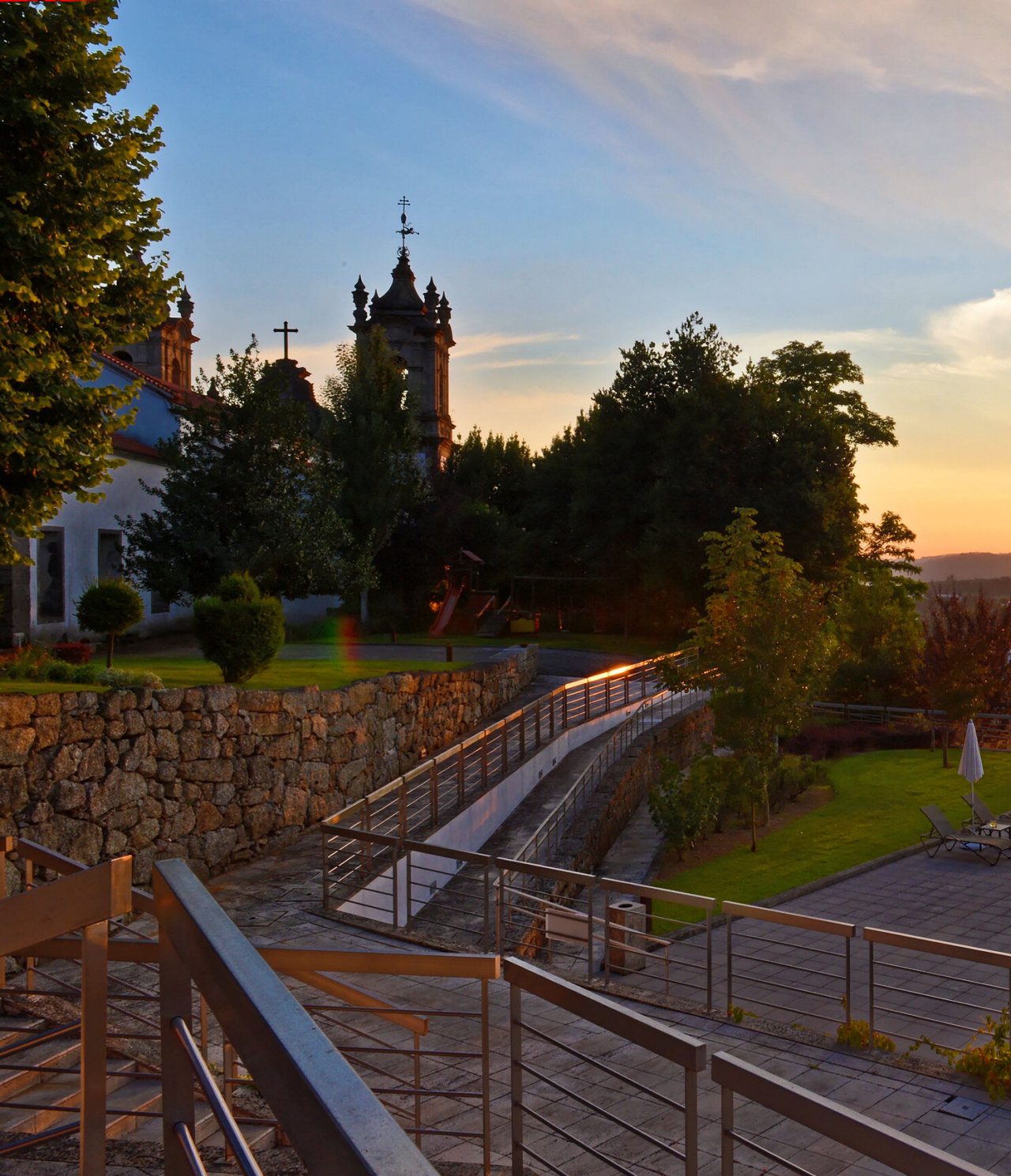 O bar da piscina, do Hotel no Centro Histórico de Guimarães, tem uns passadiços que vão dar à piscina