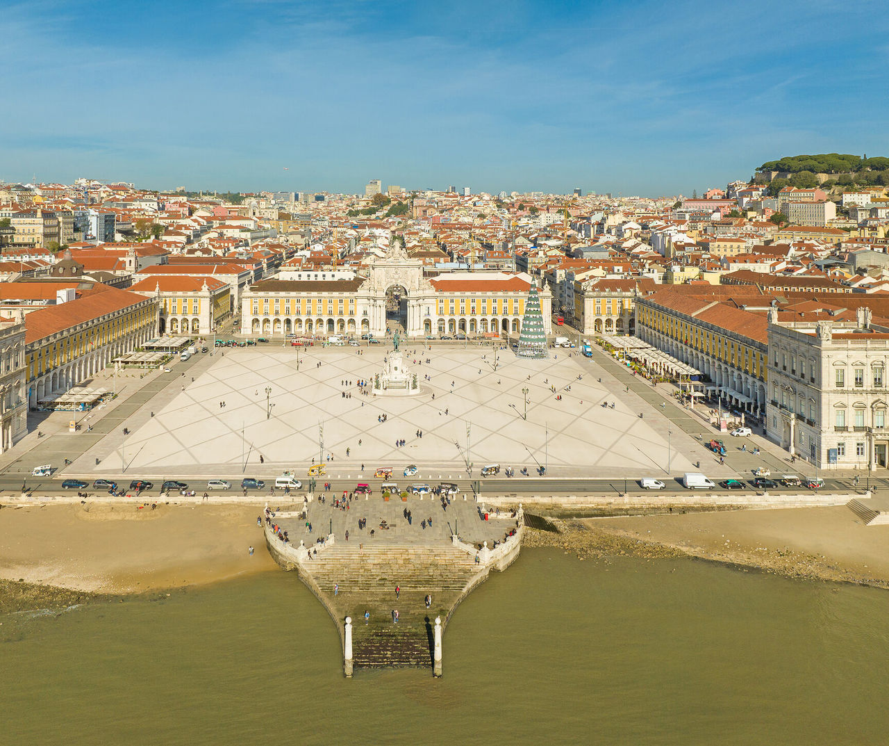 Hotel Lisboa com vista aérea sobre a Praça do Comércio, rio Tejo e telhados históricos da cidade ao fundo