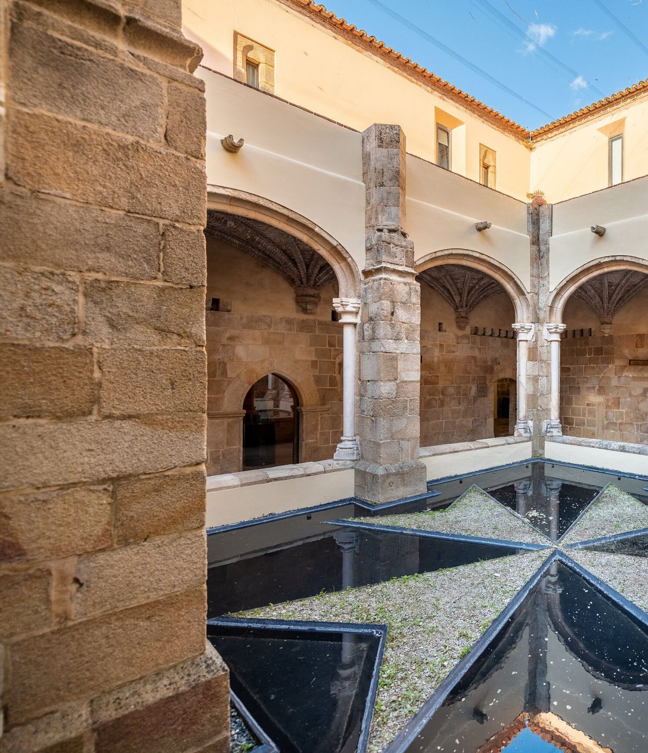 Descubra Pousadas de Portugal apresentando claustro histórico com arcos de pedra e espelhos de água num pátio sereno