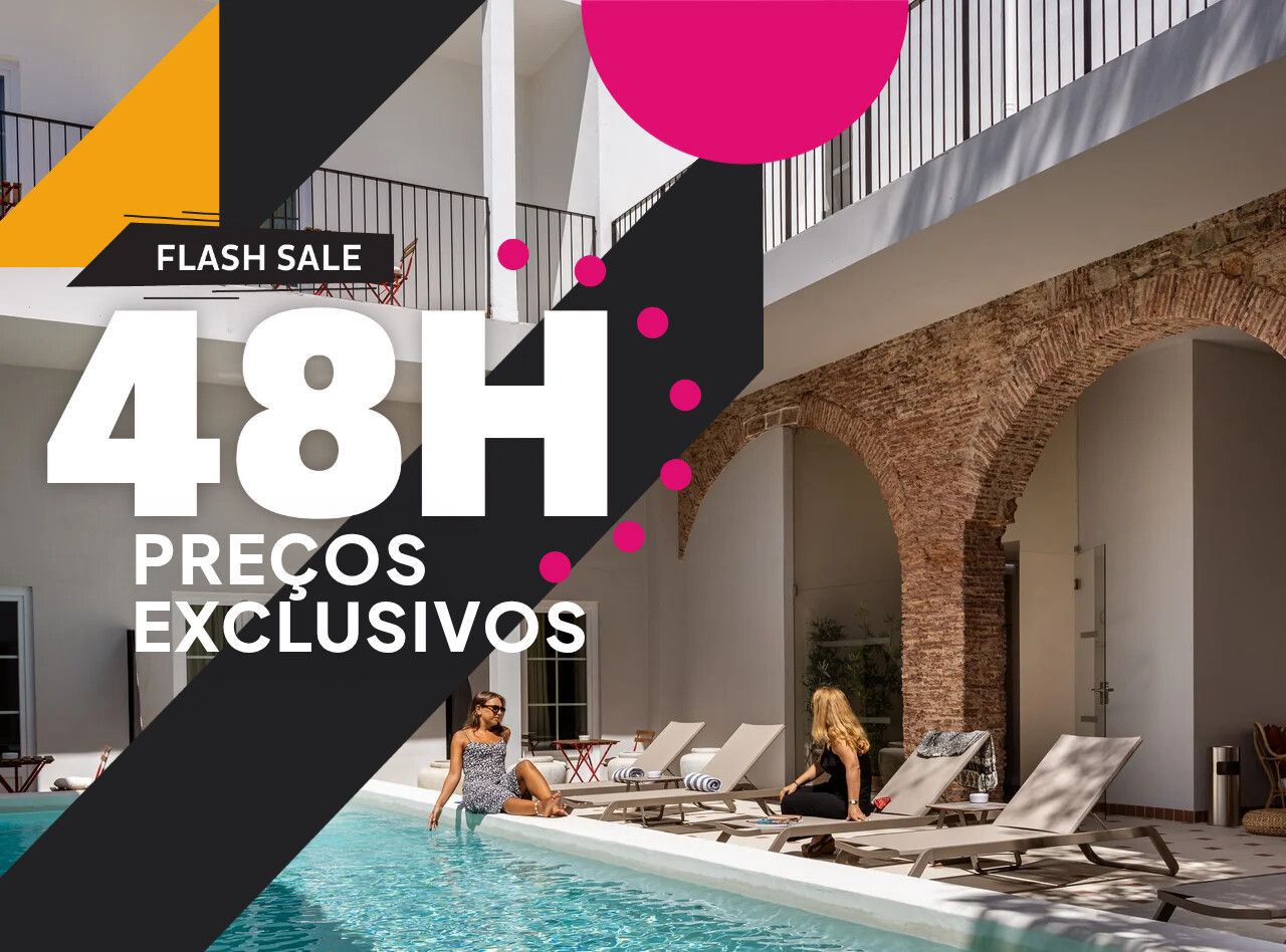 Gráfico promocional Flash Sale 48H sobre família junto à piscina de hotel em tarde de céu limpo com crianças