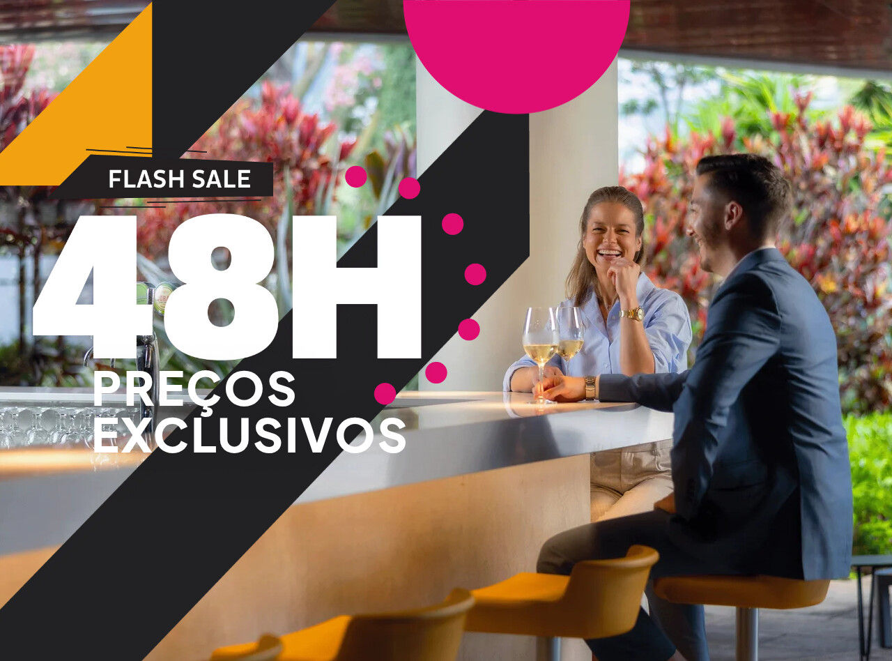 Banner promocional Flash Sale 48H com casal sentado ao balcão de bar e texto sobre preços exclusivos