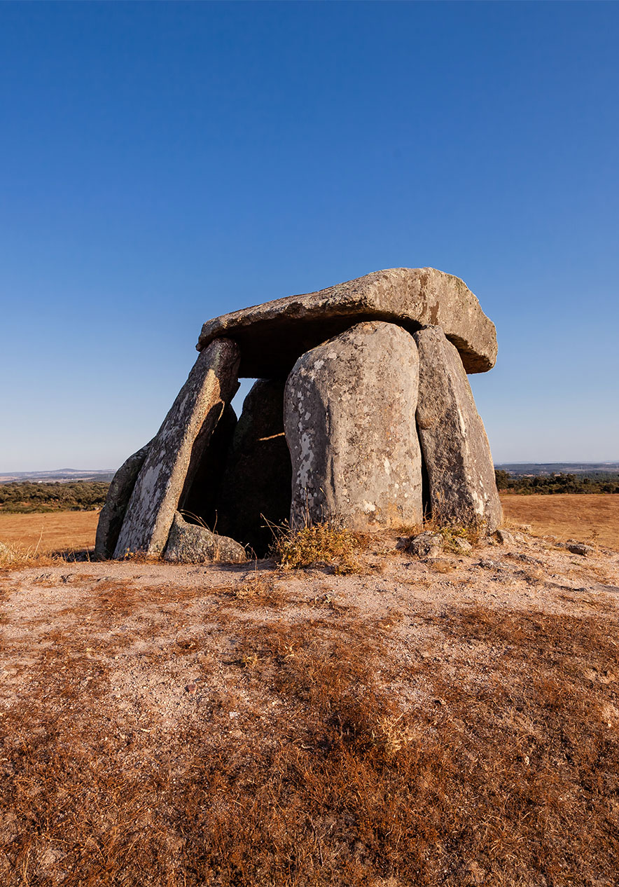 Anta do Tapadão, monumento megalítico em campo seco sob céu azul perto da Pousada Mosteiro Crato