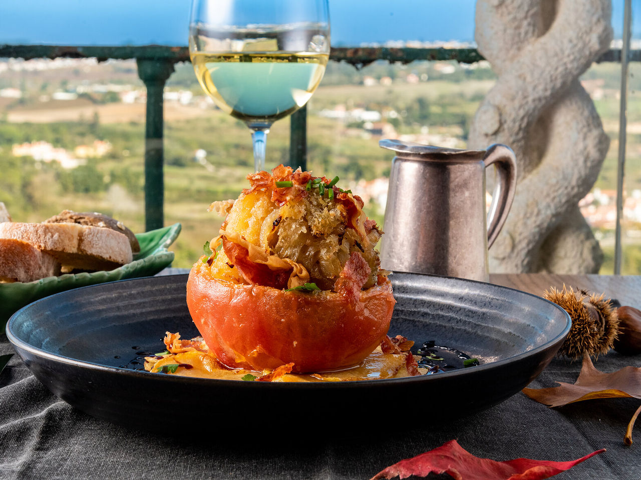 The restaurant Pousada Castelo Óbidos, of the Historical Hotel in Óbidos, has exquisite dishes and a view of the city