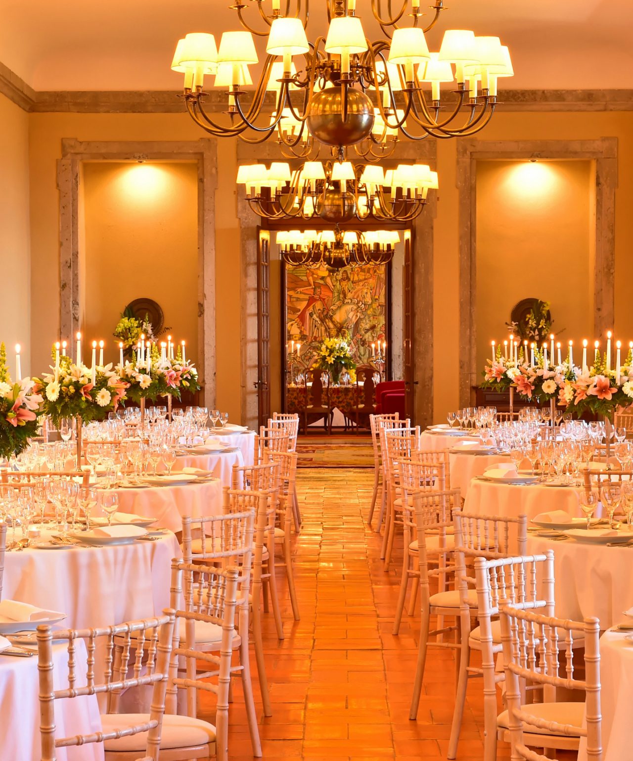 Wedding in a historic room at Pousadas de Portugal, with elegant and luxurious decor and a large crystal chandelier