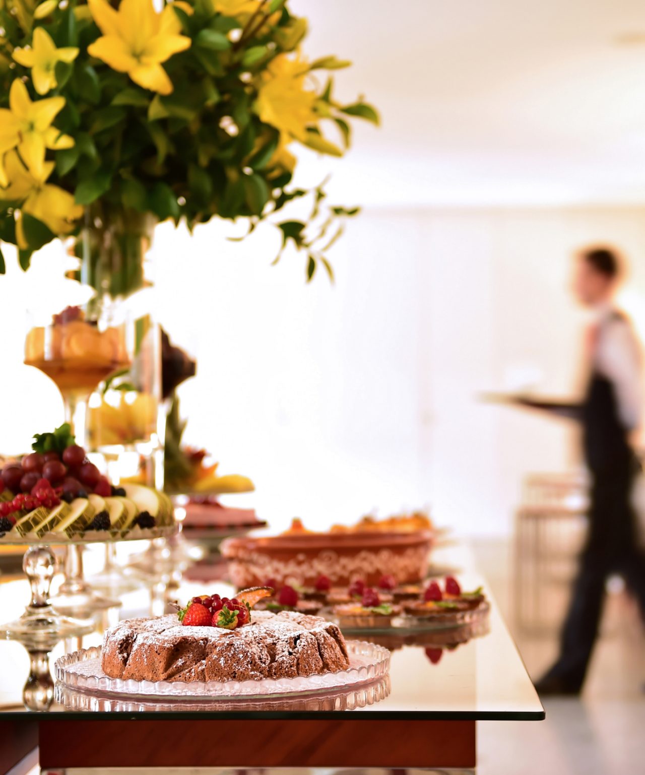 At Pousadas de Portugal, you have various menu options to celebrate your wedding, featuring desserts with fruits and sweets