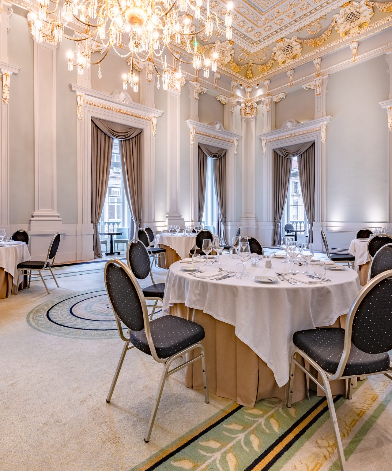 Meetings and Conferences at Pousadas de Portugal, in spacious and elegant rooms, with ornate ceilings and crystal chandeliers